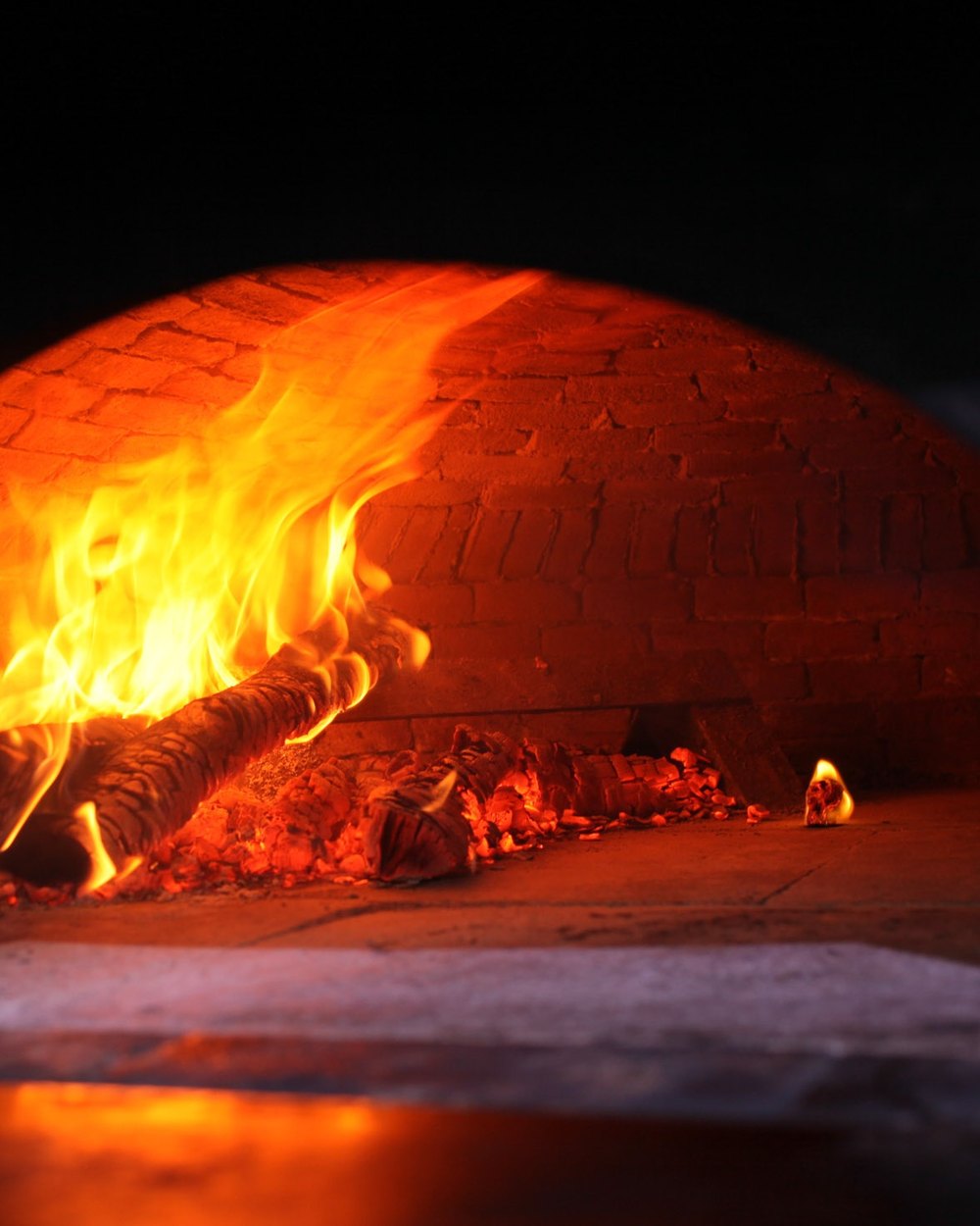 Un four à pain en briques en pleine flambée